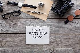 仿古木背景上快乐的父亲节卡