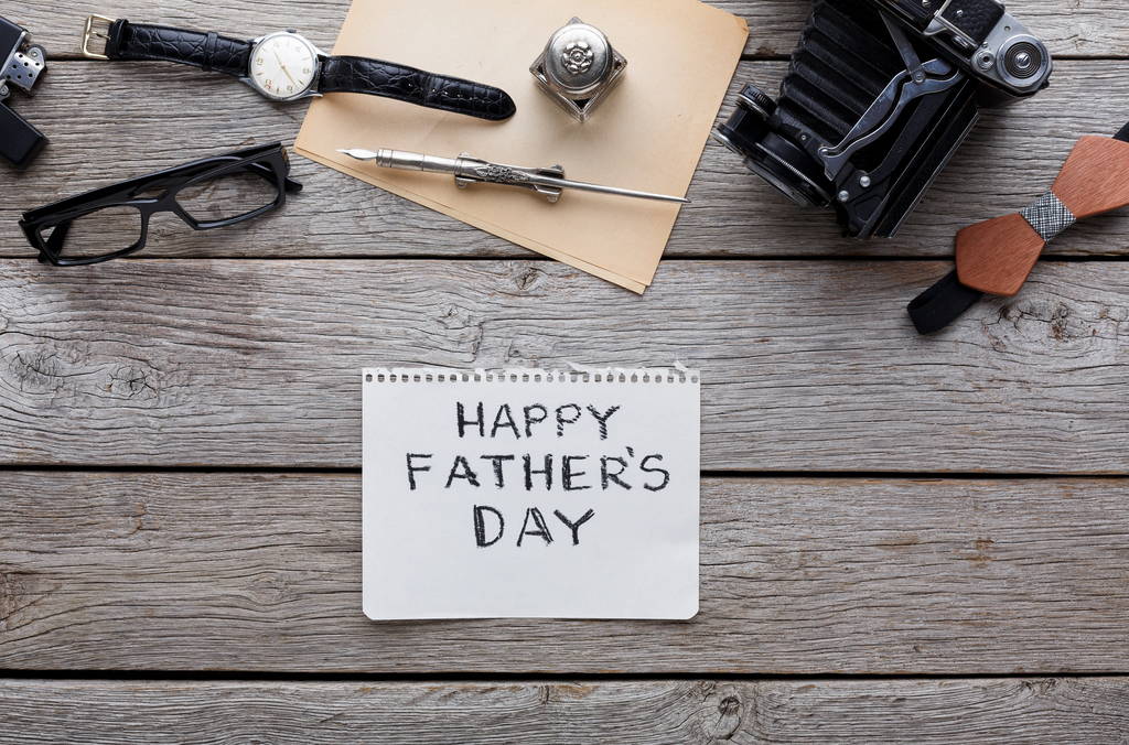 仿古木背景上快乐的父亲节卡