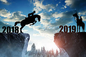 骑马的骑手在日落时跃入新年2019