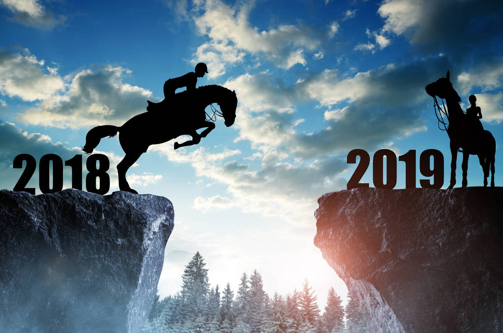 骑马的骑手在日落时跃入新年2019