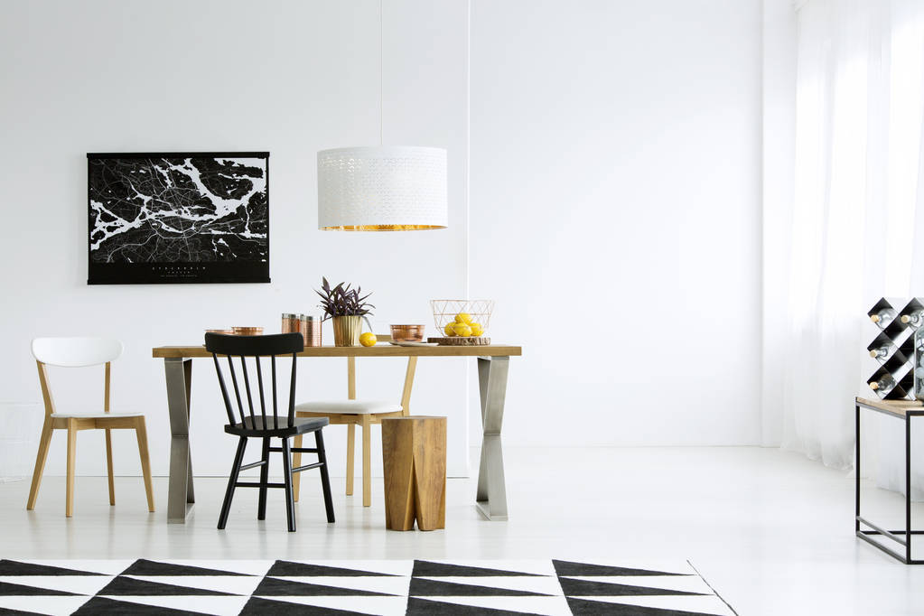 餐厅内的空墙照片