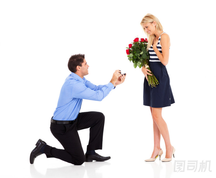 他向女友求婚的膝蓋上下來的年輕人