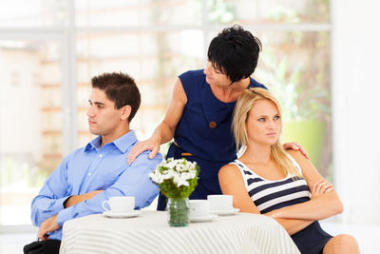 充滿愛心的母親調(diào)和戰(zhàn)斗的年輕夫婦