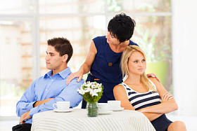 充满爱心的母亲调和战斗的年轻夫妇