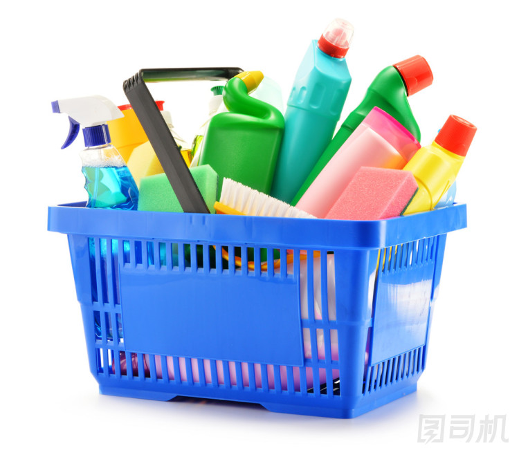 用洗滌劑瓶白色上孤立的購(gòu)物籃