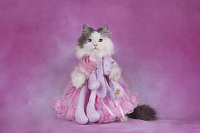 复活节巧克力猫孵化从鸡蛋在黄色孤立的背景