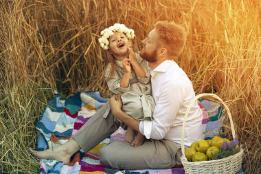 爸爸嘲笑他的小女儿