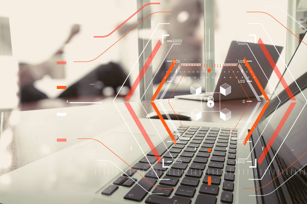 使用智能电话和笔记本电脑的办公桌上的商务文档 使用智能电话和笔记本电脑的办公桌上的商务文档