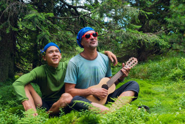 快樂(lè)的父親和十幾歲的兒子唱歌和有樂(lè)趣