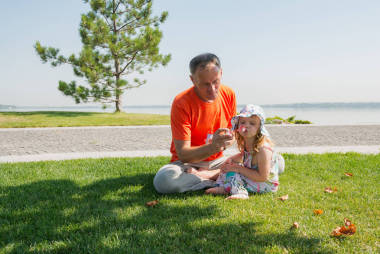 细心的父亲和他的小热心的女儿吹