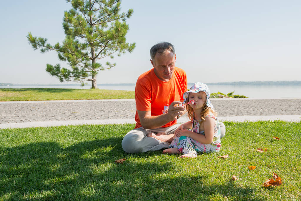 细心的父亲和他的小热心的女儿吹