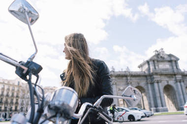 城市的婦女與摩托車圖片