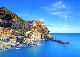 manarola 村，岩石和海上日落时。意大利五渔村