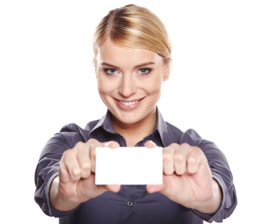 女商人持有的信用卡。在白色隔离