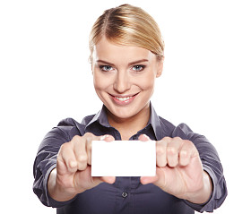 女商人持有的信用卡。在白色隔离