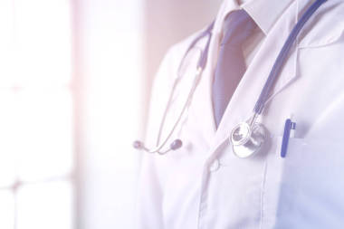 醫(yī)生用聽診器站在辦公室圖片