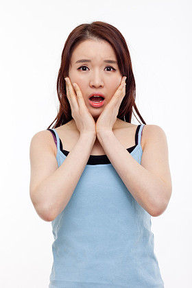 惊讶的美丽女人照片