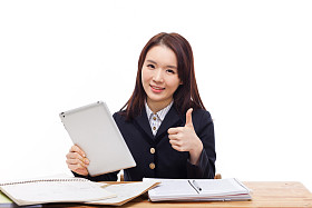 使用 tablet pc 的年轻亚洲学生女孩