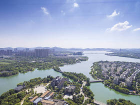 城市滨水建筑鸟瞰图图片