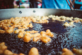 油炸 doughsticks 或 Pa 皮带的制作