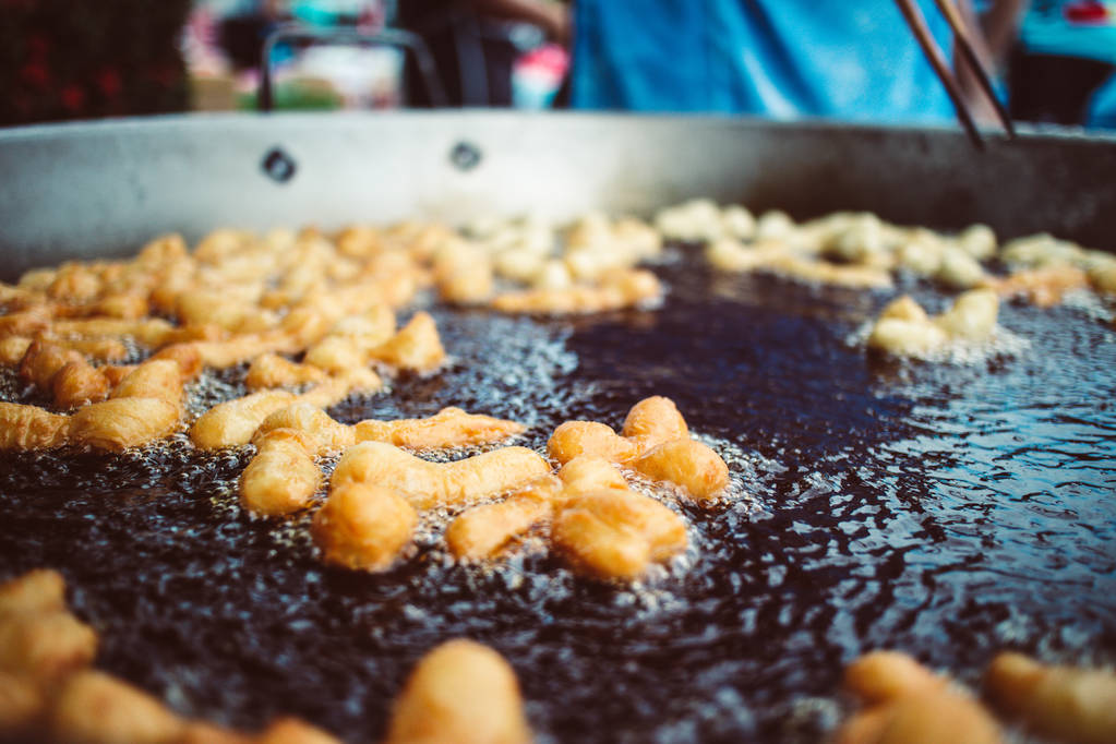油炸 doughsticks 或 Pa 皮带的制作