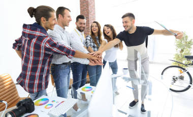 創(chuàng)意工作室的握手同事圖片