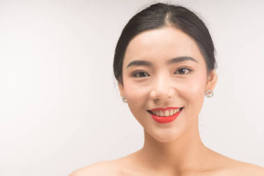 美麗的年輕亞洲婦女面孔畫像, 被隔絕在白色背景