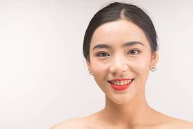 美丽的年轻亚洲妇女面孔画像, 被隔绝在白色背景