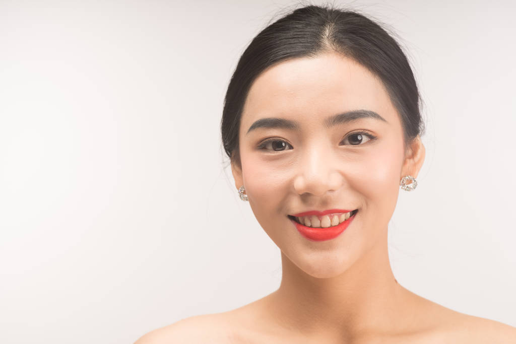美丽的年轻亚洲妇女面孔画像, 被隔绝在白色背景
