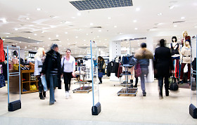 在购物中心购物