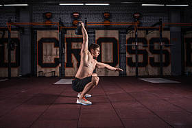 健身壶铃摇摆健身的人图片