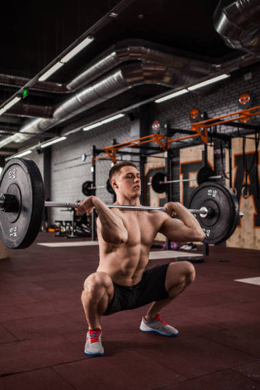 年輕人在運動量來找到健身房舉杠鈴