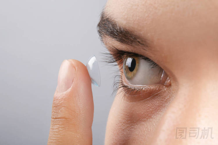 年輕人把隱形眼鏡 