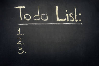 在黑暗的黑板上做刻有階段名單