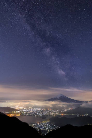 春季河口湖的山富士與銀河