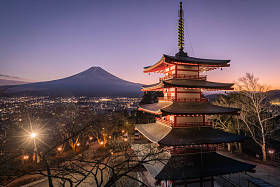 日落背景下的 Chureito 宝塔和富士山