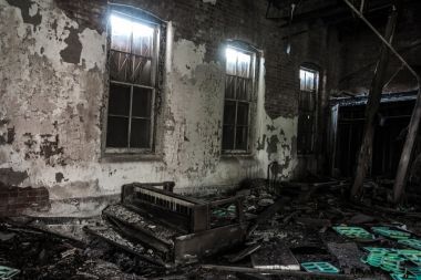 破碎的鋼琴照片