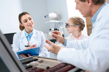 視光師檢查兒童眼的試驗框架和書寫診斷