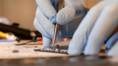 专业技师手闭上细节修复智能手机