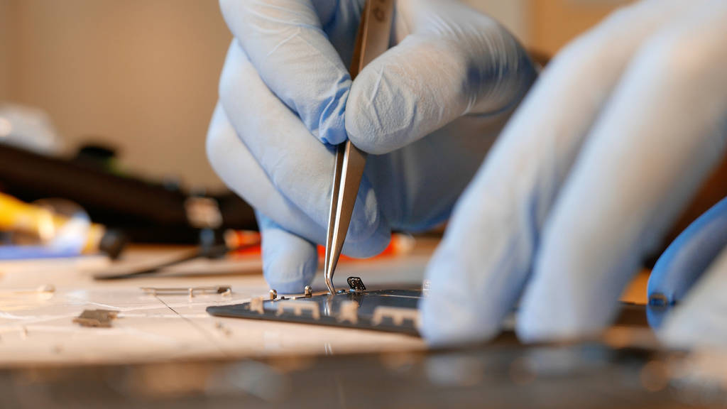 专业技师手闭上细节修复智能手机