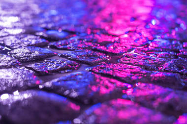 城市街道被夜灯照亮