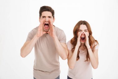 一對(duì)憤怒的年輕夫婦一起尖叫的肖像