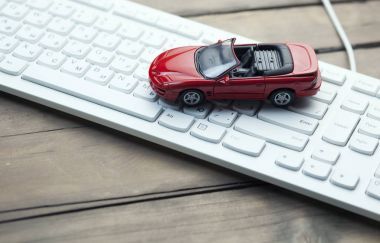 桌上鍵盤上的紅色汽車