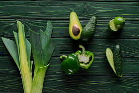 切绿色鳄梨, 黄瓜和石灰在桌上视图, 健康饮食概念