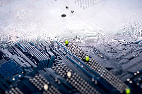 带电解电容和元件的标准主板