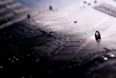 帶有微芯片和組件的數(shù)字電路板