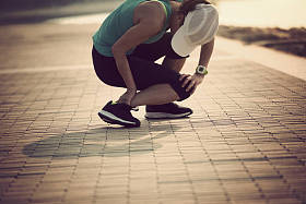 运动腿受伤妇女赛跑者图片