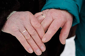 已婚夫妇的手在年龄