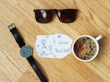  與父親節(jié)賀卡。從上面查看。父親節(jié)作文在木桌背景