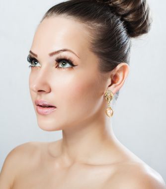 一個美麗的女人的美麗的臉和干凈臉上的皮膚的特寫肖像